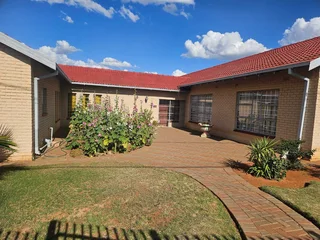 Charming spacious family home with a flat in Barkly West