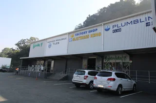 Prime Retail Showroom on Busy Riverside Road – Exceptional Exposure