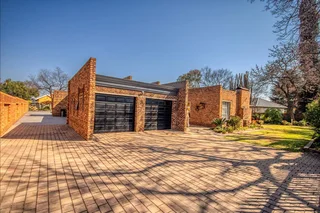 **Luxurious 3-Bedroom Home with Versatile Flatlet/Office Space**