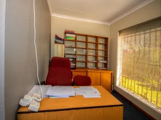 **Luxurious 3-Bedroom Home with Versatile Flatlet/Office Space**