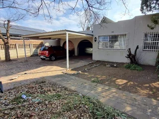 **Charming Three-Bedroom Home with Modern Amenities in Upper Brackenhurst**