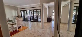 PRIME LOCATION ! PERFECT FAMILY HOME!