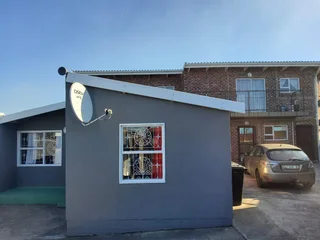 **Spacious Family Home with Additional Flats - Perfect for Investment or Family Living**