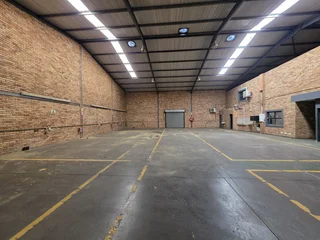 Warehouse To Let in Brentwood Business Park, Brentwood Park.