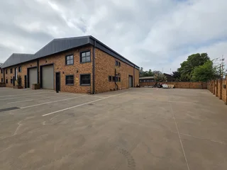 Warehouse To Let in Brentwood Business Park, Brentwood Park.