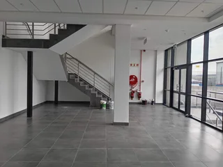 2 130m² Warehouse to rent, Longlake