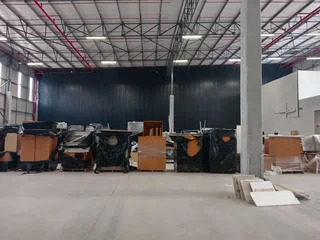 2 130m² Warehouse to rent, Longlake