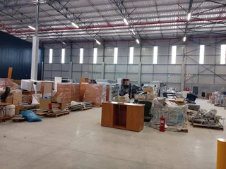 2 130m² Warehouse to rent, Longlake