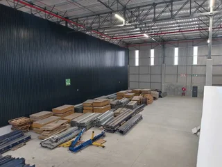 2 130m² Warehouse to rent, Longlake