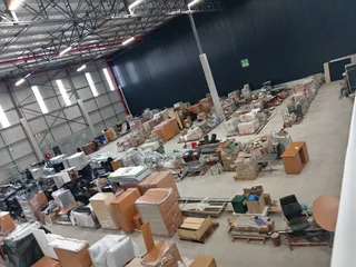 2 130m² Warehouse to rent, Longlake