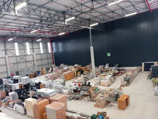 2 130m² Warehouse to rent, Longlake