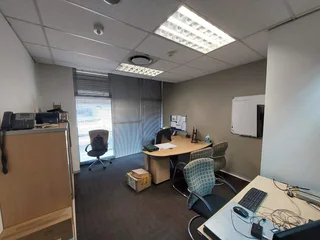 665 sqm office to Let in Bedfordview