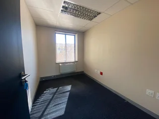 250 sqm Office To Let in Fourways