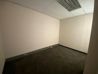 250 sqm Office To Let in Fourways