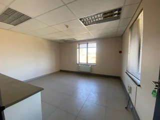 250 sqm Office To Let in Fourways
