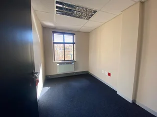 250 sqm Office To Let in Fourways