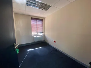 250 sqm Office To Let in Fourways