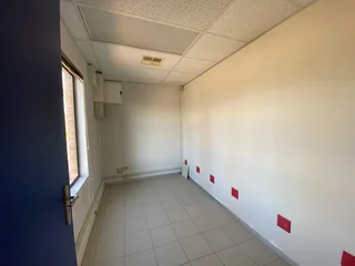 140 sqm Office To Let in Fourways