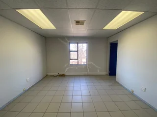 140 sqm Office To Let in Fourways