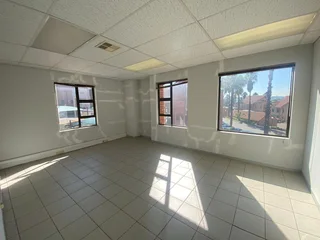 140 sqm Office To Let in Fourways