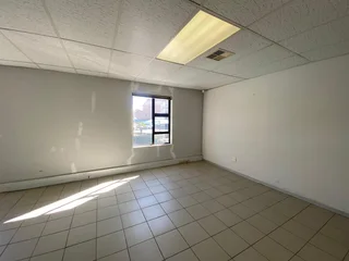 140 sqm Office To Let in Fourways