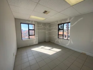 140 sqm Office To Let in Fourways