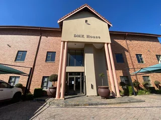 140 sqm Office To Let in Fourways