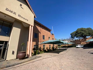 140 sqm Office To Let in Fourways
