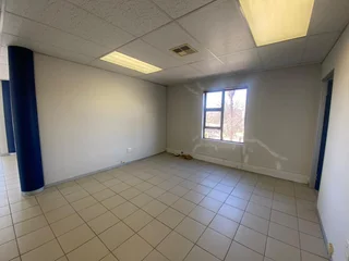 140 sqm Office To Let in Fourways