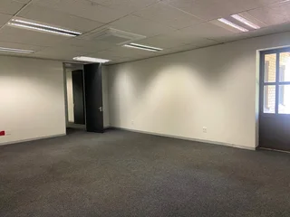 469 sqm Office To Let in Bryanston