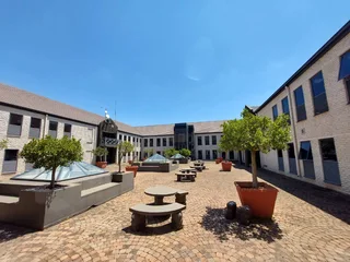 933 sqm Office to Let in Bedfordview