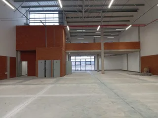 692m² Warehouse To Rent, Longlake