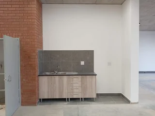 692m² Warehouse To Rent, Longlake