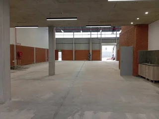 692m² Warehouse To Rent, Longlake