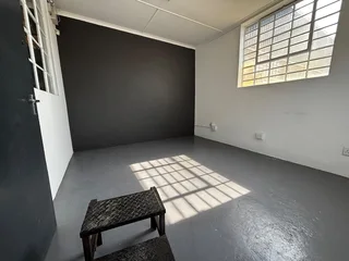 256m² Warehouse TO LET in Montague Gardens