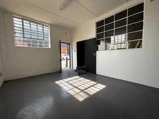 256m² Warehouse TO LET in Montague Gardens