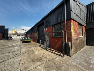 256m² Warehouse TO LET in Montague Gardens