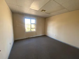 145 sqm Office To Let in Fourways