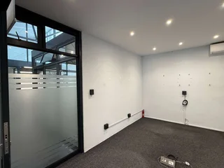 Commercial unit To Let in Claremont