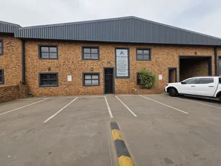 Warehouse To Let in Brentwood Business Park, Brentwood Park.