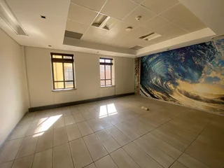 183 sqm Office To Let in Fourways