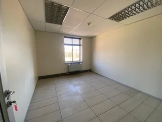 183 sqm Office To Let in Fourways