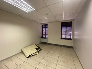 183 sqm Office To Let in Fourways