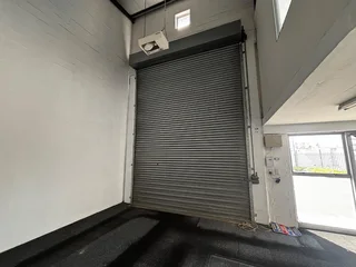 375m² Industrial Unit TO LET in Montague Gardens