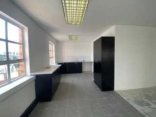 369 sqm Office To Let in Fourways