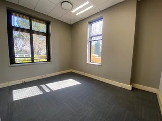 534 sqm Office To Let in Fourways