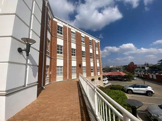 369 sqm Office To Let in Fourways