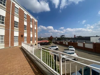 369 sqm Office To Let in Fourways