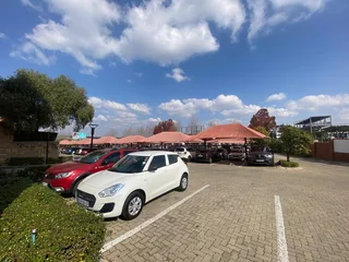 369 sqm Office To Let in Fourways