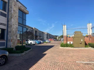 220 sqm Office To Let in Fourways